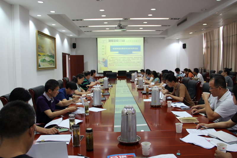 会议由委员会副主任陈厚新主持,副主任王艳及委员共20人参加了会议.