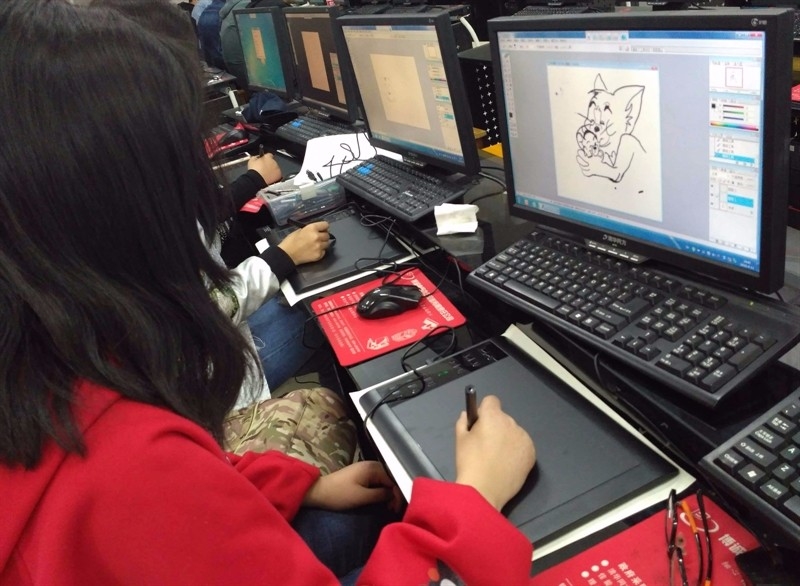 其余的同学先进行速写绘制,培养观察能力,再运用手绘板在电脑上直接